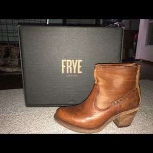 Frye Leslie Artisan Short Size 8